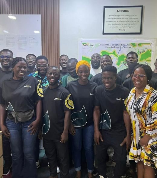 happy_staff_safecrop